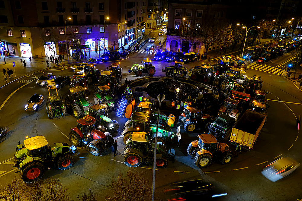| Photo: AP/Alvaro Barrientos : Spain Farmers protest