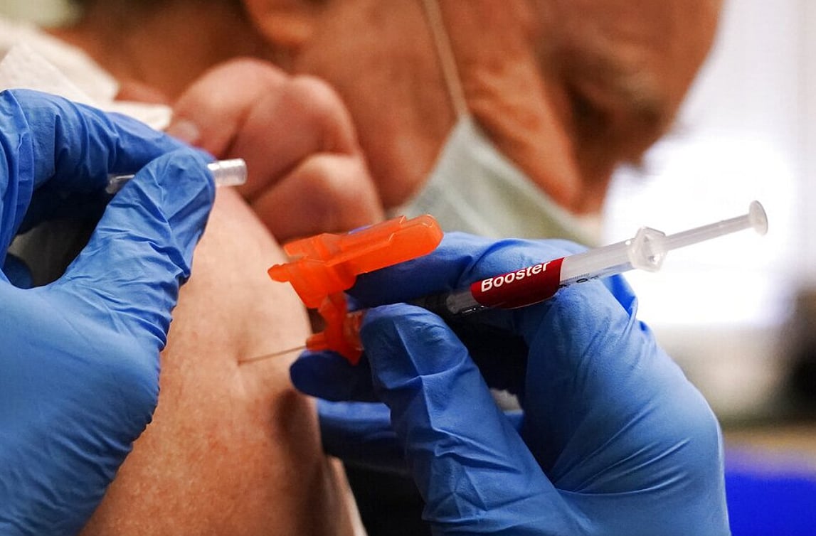 AP : CDC Recommends Covid-19 Booster Shot For Seniors