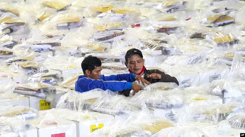 AP : Workers prepare ballot boxes in Jakarta, Indonesia