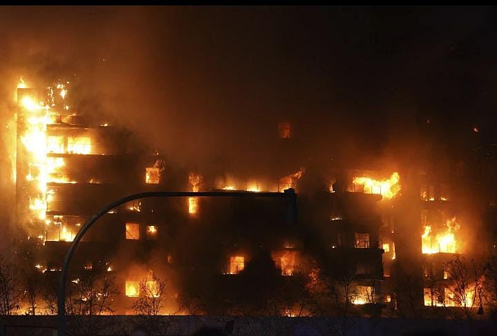 AP : Fire breaks out in the eastern Spanish city of Valencia, 4 killed