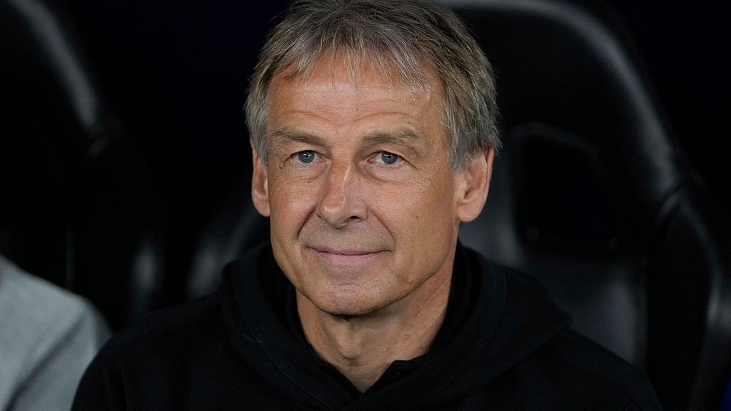 (AP Photo/Thanassis Stavrakis)
 : South Korea's head coach Jurgen Klinsmann looks on before the semi-final soccer match between Jordan and South Korea at Ahmad Bin Ali Stadium in Al Rayyan, Qatar, Tuesday, Feb. 6, 2024. 

