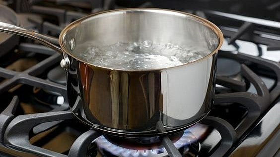 Pinterest : Boiling water can reduce microplactics from drinking water.