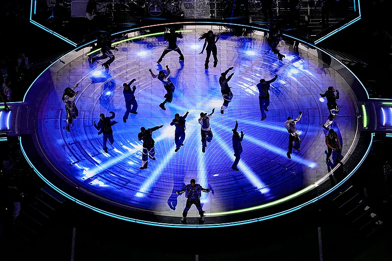 Super Bowl Football: Usher and Alicia Keys