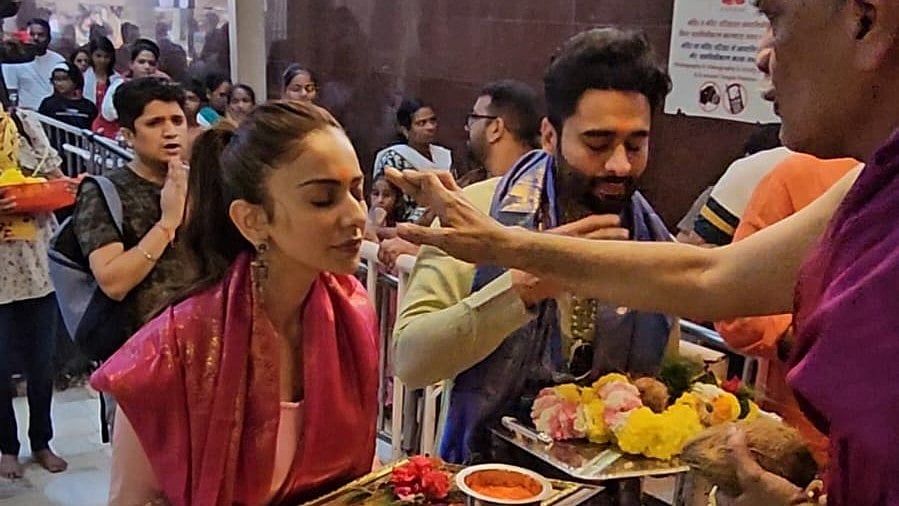 Instagram : Rakul Preet Singh, Jackky Bhagnani At Siddhivinayak Temple 