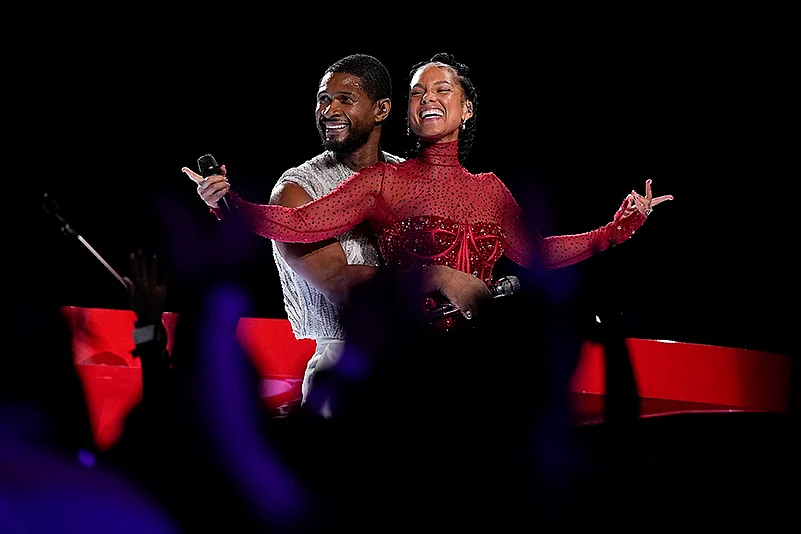 Super Bowl Football: Usher and Alicia Keys