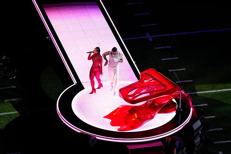 Super Bowl Football: Usher and Alicia Keys 