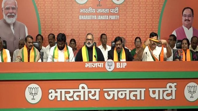 X/@Jharkhand_story : AIADMK leaders joined the BJP in presence of Union Minister Rajeev Chandrasekhar |