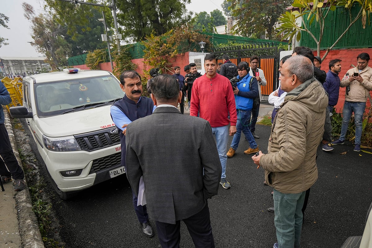 PTI  : Delhi police team at Atishi's residence over 'poaching' allegations |