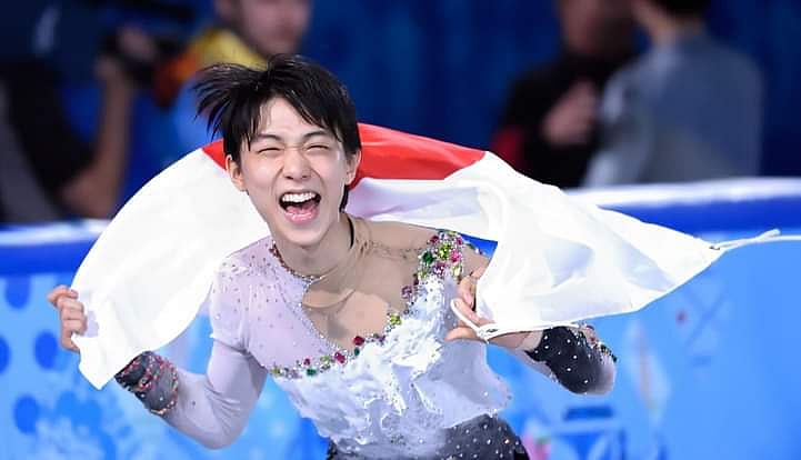 (Photo: X/ Hachi Saw TWICE) : Yuzuru Hanyu celebrates winning the Winter Olympics Gold