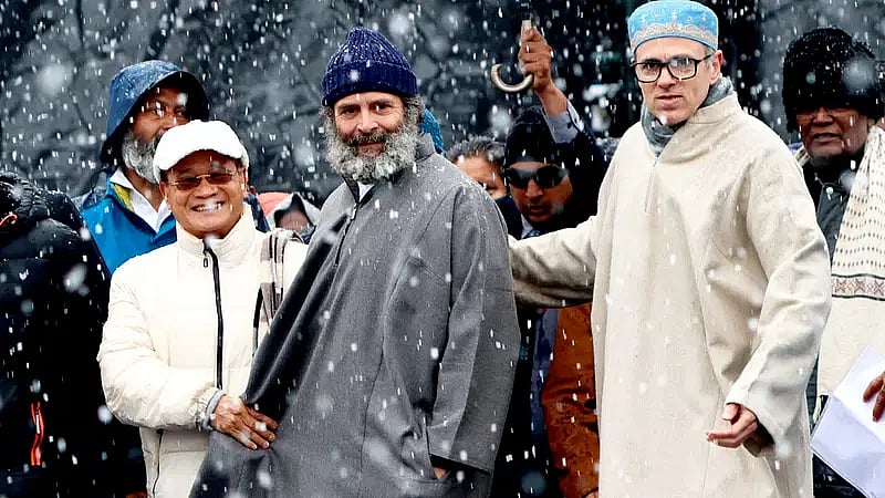PTI : Former Jammu and Kashmir CM Omar Abdullah with Congress leader Rahul Gandhi in Pheran |