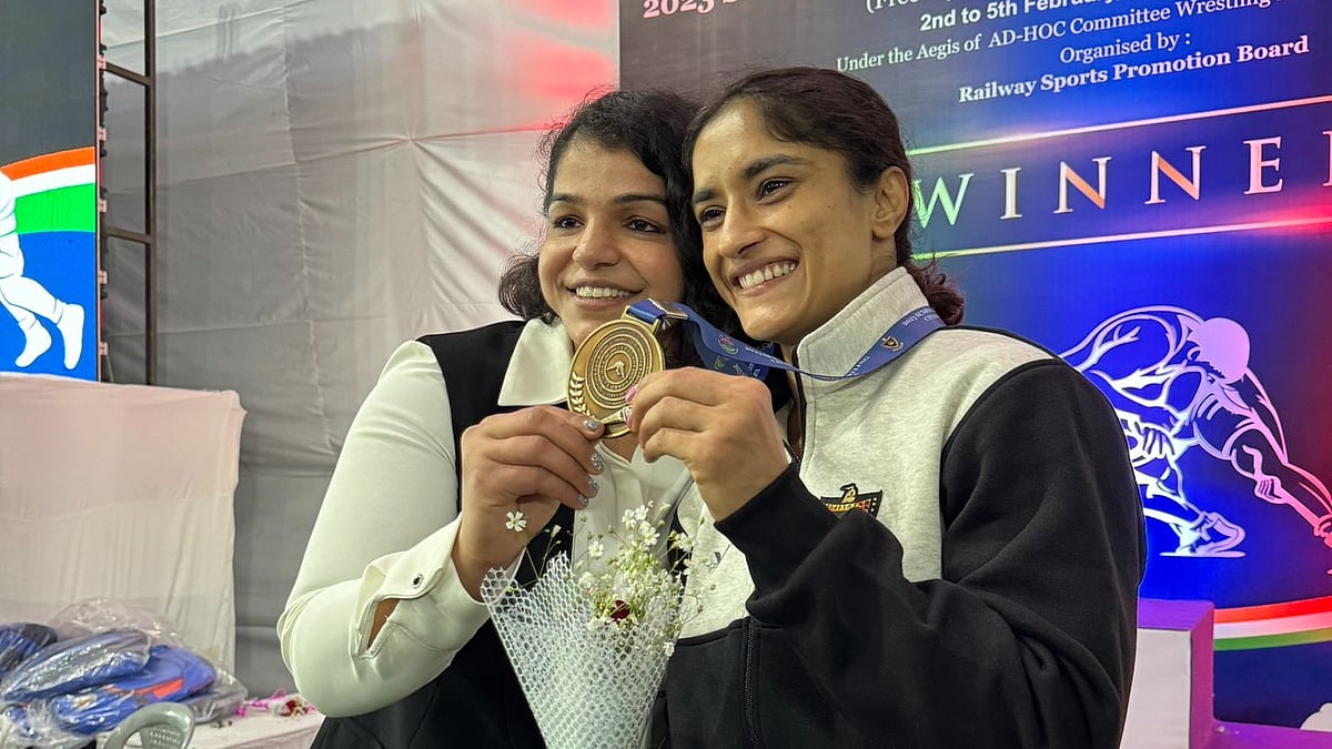 Photo: X/ @Phogat_Vinesh : Women wrestlers Vinesh Phogat and Sakshi Malik.