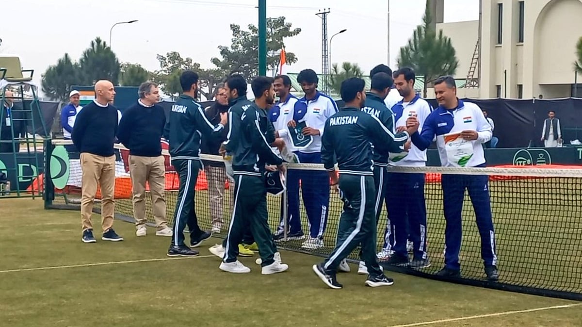 X/ArfaSays_ : India and their Pakistani counterparts during their Davis Cup tie.