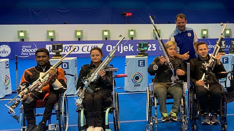 Indian para shooter Avani Lekhara (second from left) with other para shooters. - X/ @AvaniLekhara