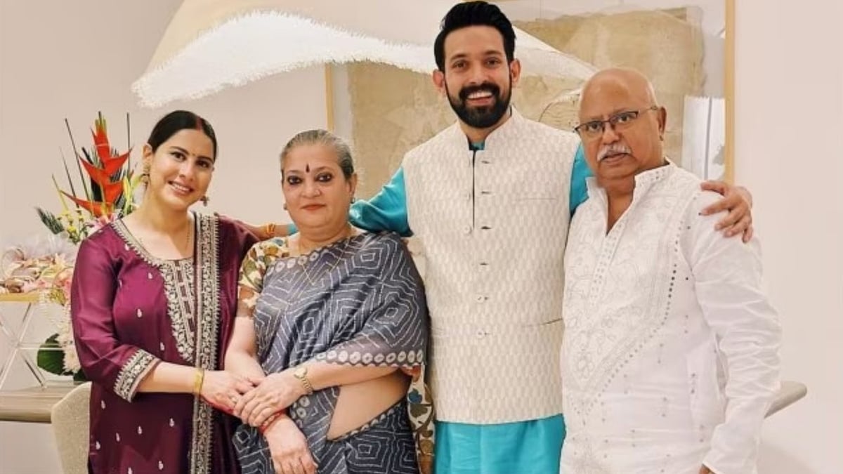 Instagram : Vikrant Massey with his parents and wife
