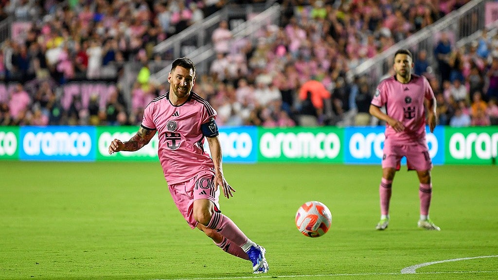  (AP Photo/Michael Laughlin)
 : Inter Miami forward Lionel Messi chases the ball after a penalty kick during the first half of a CONCACAF Champions Cup soccer match against Nashville SC, Wednesday, March 13, 2024, in Fort Lauderdale, Fla.

