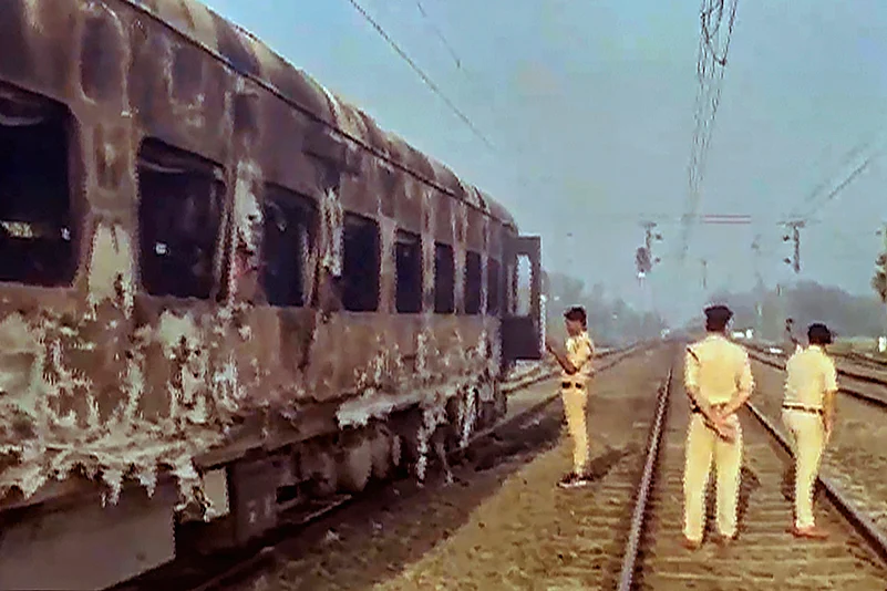 Fire in Holi special train in Bihar