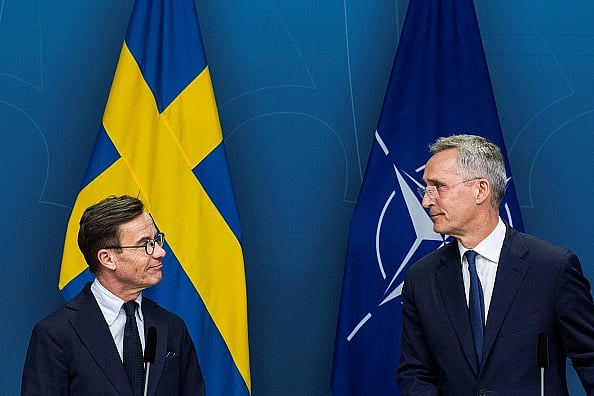 Getty Images : NATO Secretary General Jens Stoltenberg (R) and Swedish Prime Minister Ulf Kristersson