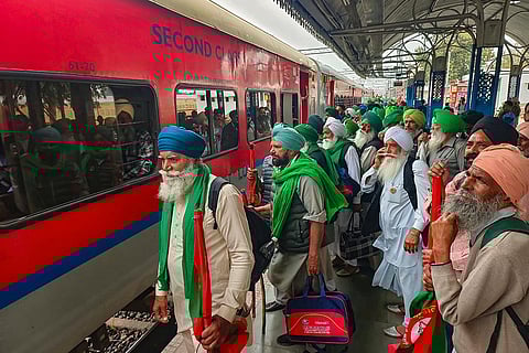 Farmers leave for Kisan Mahapanchat