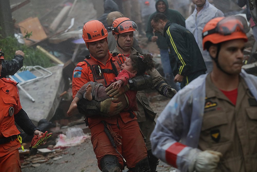 | Photo: AP/Bruna Prado : Brazil Deadly Rains