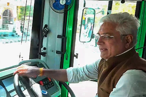 Kailash Gahlot inspects mohalla bus