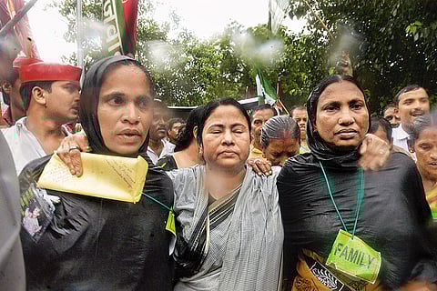 Mamata walking with Nandigram victims in Delhi