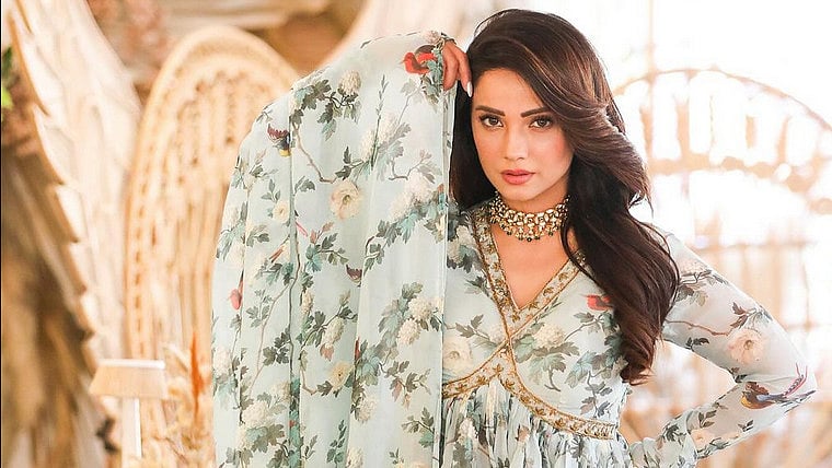 Instagram : Adaa Khan