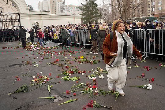 Mourners Break Barriers At Borisovskoye Cemetery, Defying Heavy Police Presence, To Bid Farewell To Navalny In Moscow