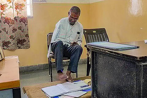 Double amputee man in Kota