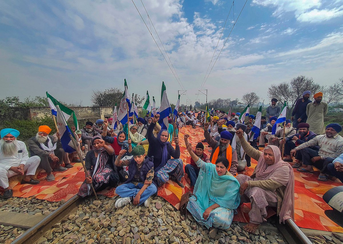 PTI : Farmer's rail roko protest
