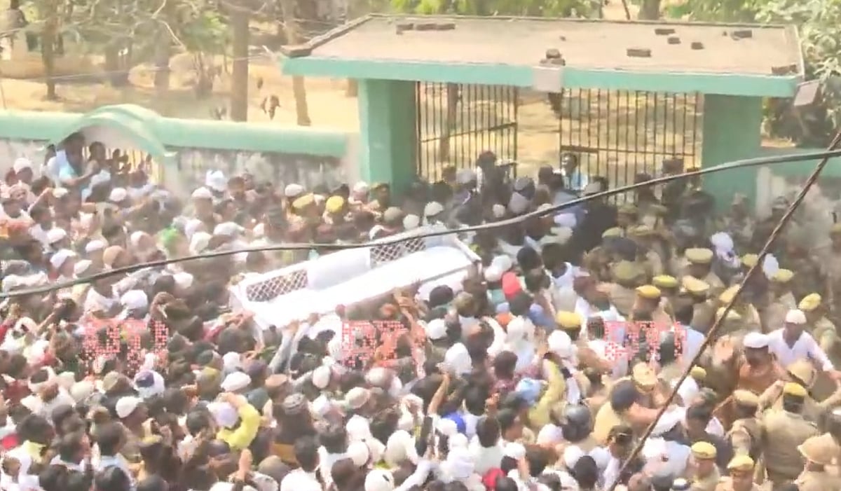 Mortal remains of Mukhtar Ansari being taken to Kali Bagh cemetery in his native residence Ghazipur's Mohammadabad for last rites.