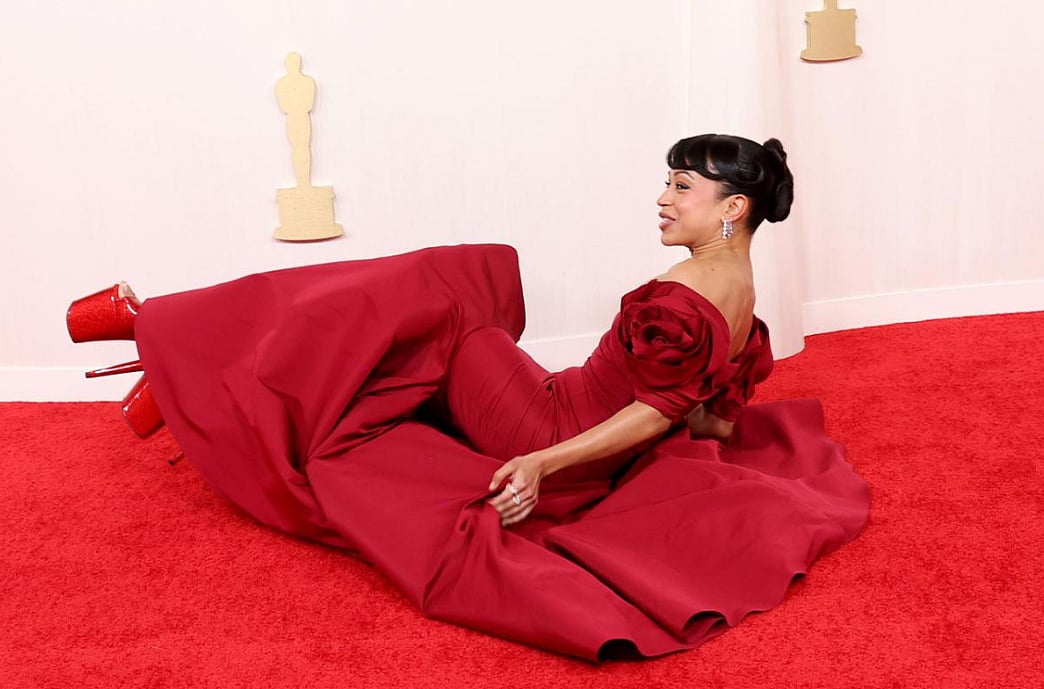 Twitter : Liza Koshy Falls On The Oscars 2024 Red Carpe