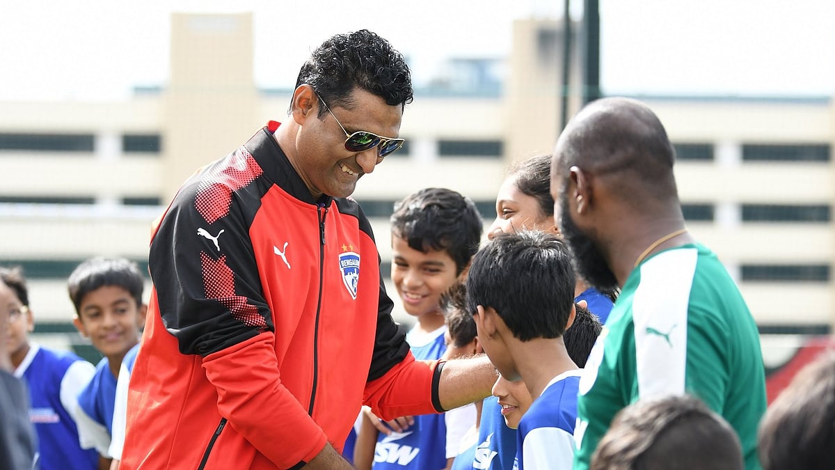 India Under 23 head coach Naushad Moosa meeting with the young football players. - Photo: X/ @WestBlockBlues