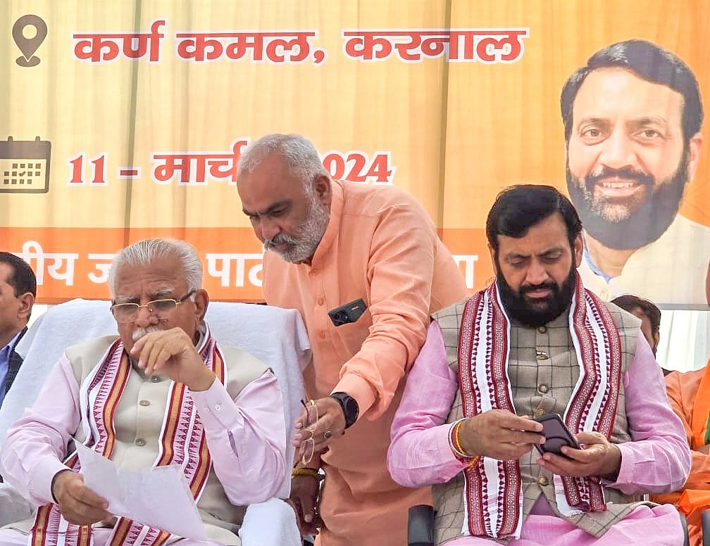 X/@mlkhattar | File : Manohar Lal Khattar (L) with Nayab Singh Saini (R)