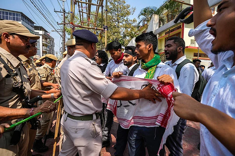 Hindu Raksha Dal members staged a protest outside Delhi Police headquarters - Photo: AP/Anupam Nath
