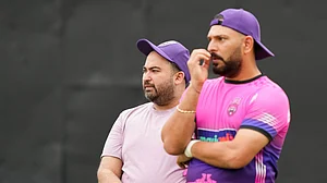 Legends Cricket Trophy : Yuvraj Singh apologizes to MS Dhoni and Kapil Dev on his father's remarks