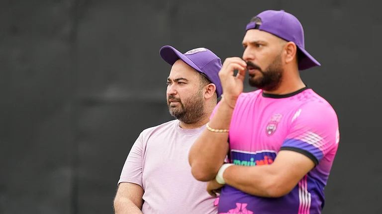 Yuvraj Singh apologizes to MS Dhoni and Kapil Dev on his father's remarks - Legends Cricket Trophy