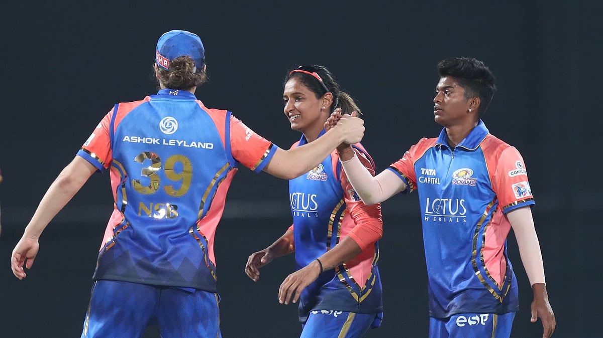 X/wplt20 : Mumbai Indians players delighted after the wicket of Meg Lanning during the WPL clash against Delhi Capitals at the Arun Jaitley Stadium. 