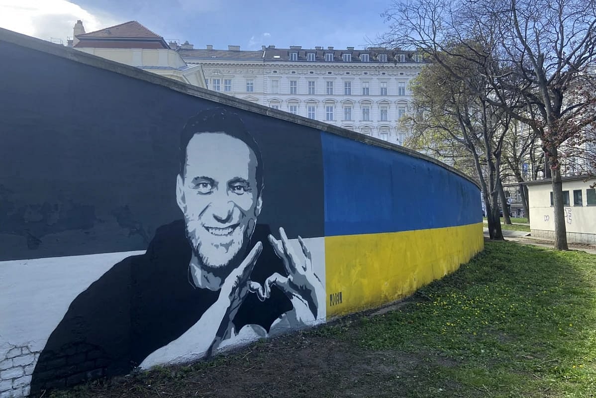 AP : Large portraits of late Russian opposition leader Alexei Navalny