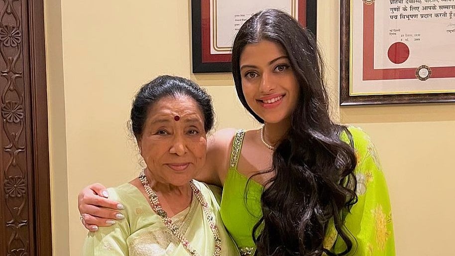 Instagram : Zanai Bhosale and Asha Bhosale