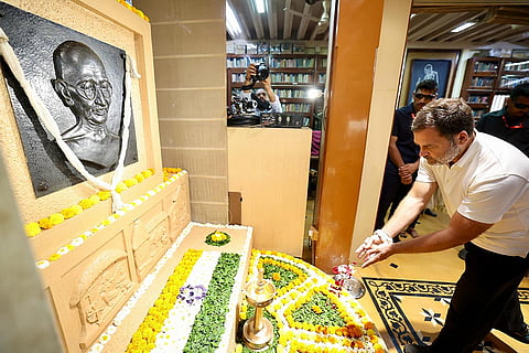 Congress leaders at Mahatma Gandhi''s home in Mumbai