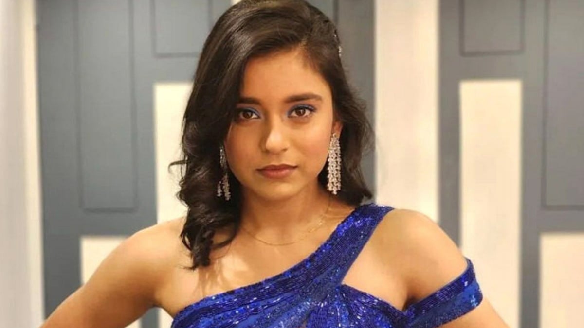 Facebook : Sumbul Touqueer