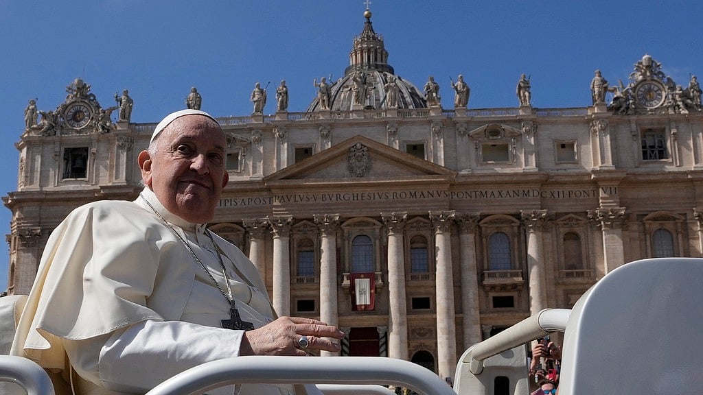 AP : Pope Francis has been battling double pneumonia