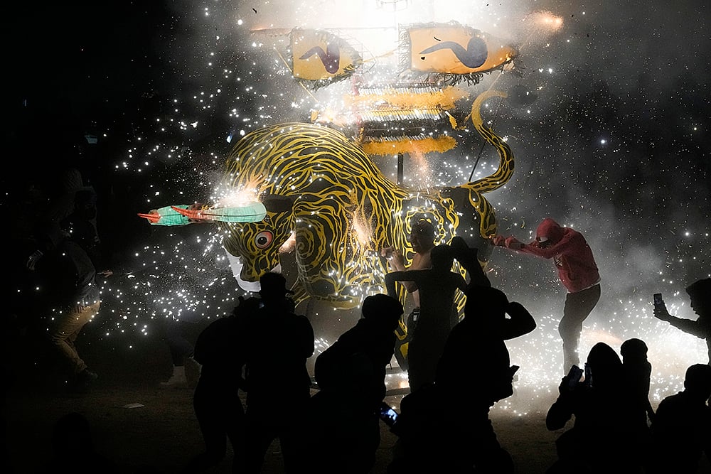 | Photo: AP/Marco Ugarte : Mexico Fireworks Festival