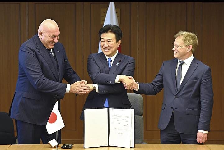 AP : Japan approves plan to sell fighter jets to other nations