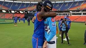 X/mufaddal_vohra : Hardik Pandya hugs Shubman Gill at the Narendra Modi Stadium.