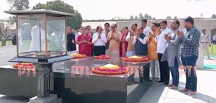 PTI : Delhi BJP Leaders pay floral tributes to Mahatma Gandhi.