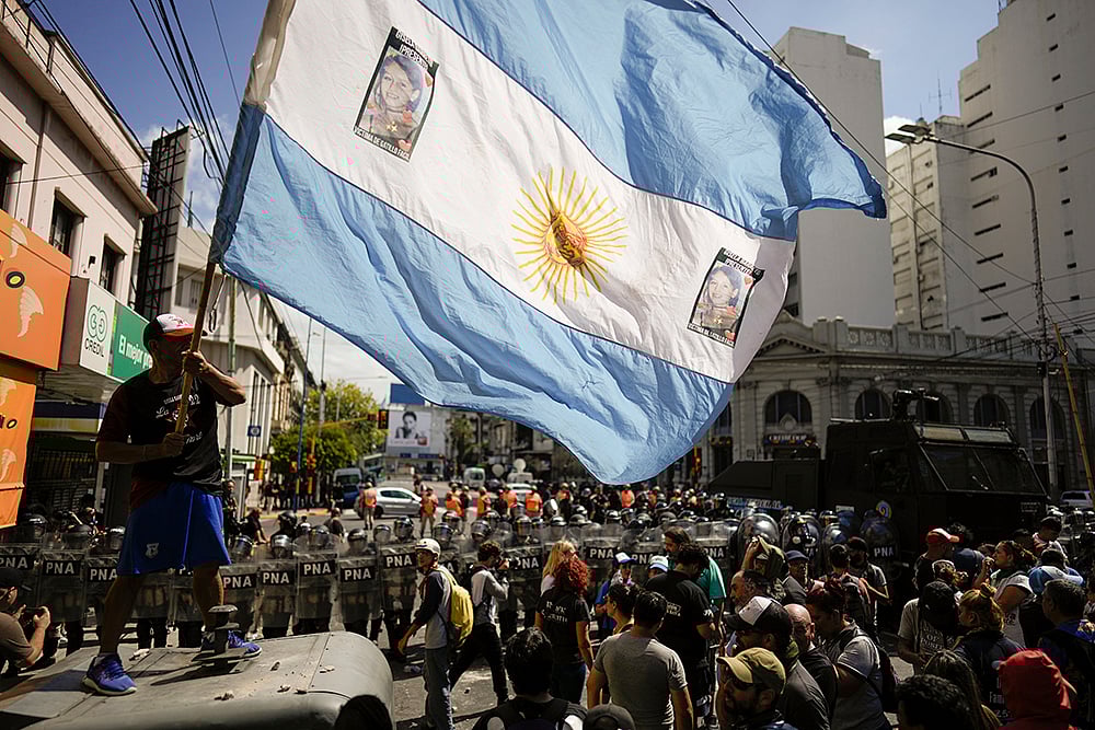 | Photo: AP/Rodrigo Abd : Argentina Protest