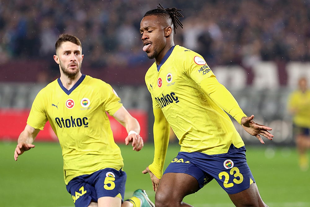 | Photo: Serkan Hacioglu/Dia Images via AP : Turkish League: Trabzonspor vs Fenerbahce