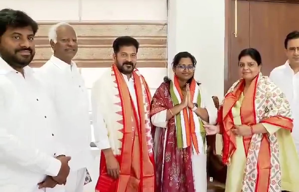 MLA and former minister, Kadiam Srihari, along with his daughter Kadiam Kavya - ANI