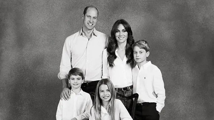 Christmas card photo featuring the Duke and Duchess of Cambridge and their children.  - null